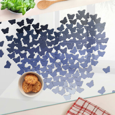 Schneidebrett mit Herzmotiv und Schmetterlingen