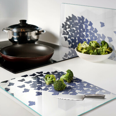 Schneidebrett mit Herzmotiv und Schmetterlingen