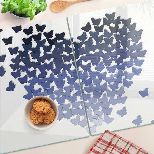 Schneidebrett mit Herzmotiv und Schmetterlingen