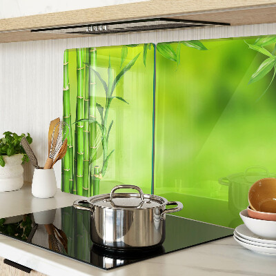 Schneidebrett glas Bambus auf grünem Hintergrund