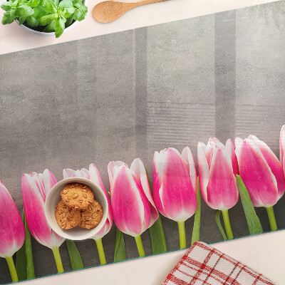 Schneidebrett mit Tulpen auf grauem Hintergrund