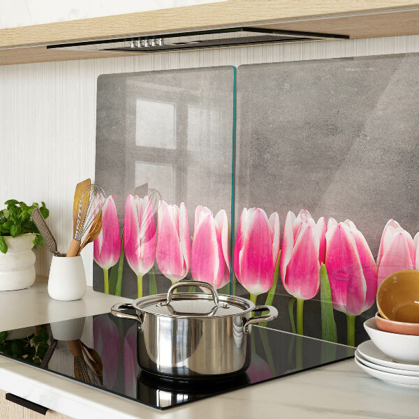 Schneidebrett Tulpen auf grauem Hintergrund