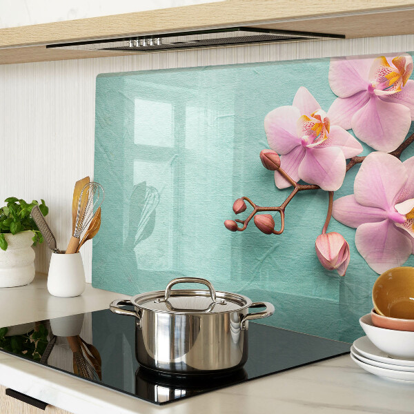 Glas schneidebrett Orchideen auf blauem Hintergrund