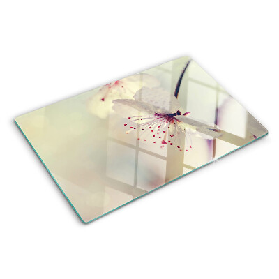 Schneidebrett mit Blumenmuster auf geometrischem Hintergrund