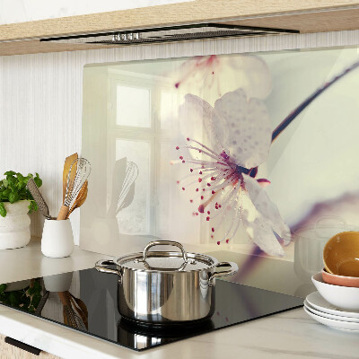 Schneidebrett mit Blumenmuster auf geometrischem Hintergrund