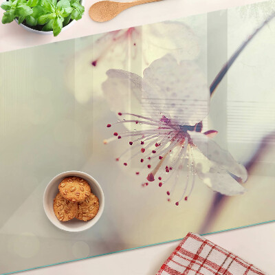 Schneidebrett mit Blumenmuster auf geometrischem Hintergrund