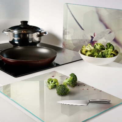 Schneidebrett mit Blumenmuster auf geometrischem Hintergrund