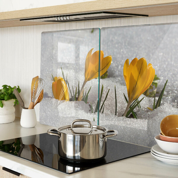 Schneidebrett Krokusse im Schnee