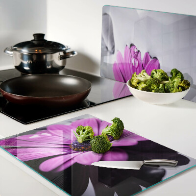 Glas schneidebrett Lila Blume mit Wassertropfen