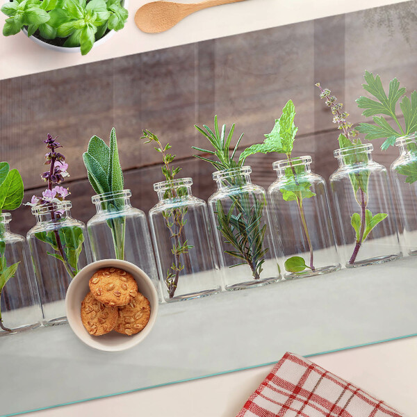 Glas schneidebrett Pflanzen in Flaschen