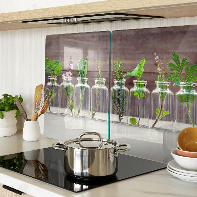 Glas schneidebrett Pflanzen in Flaschen