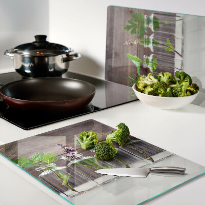 Glas schneidebrett Pflanzen in Flaschen