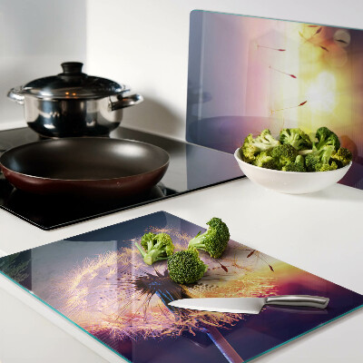 Schneidebrett glas Löwenzahn vor dem Hintergrund des Sonnenuntergangs