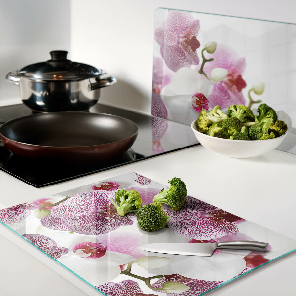 Glas schneidebrett Orchideen im Hintergrund des Fensters