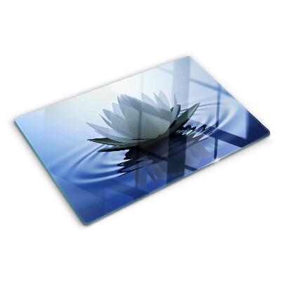 Schneidebrett mit Seerosenmotiv vor Wasserhintergrund