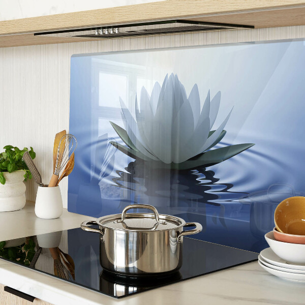 Schneidebrett Seerose vor Wasserhintergrund