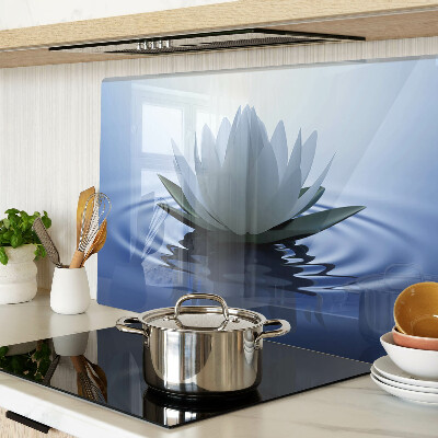 Schneidebrett mit Seerosenmotiv vor Wasserhintergrund