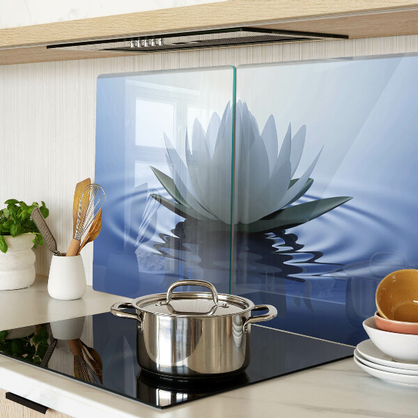 Schneidebrett mit Seerosenmotiv vor Wasserhintergrund