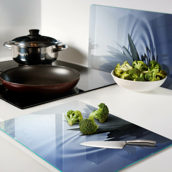 Schneidebrett mit Seerosenmotiv vor Wasserhintergrund