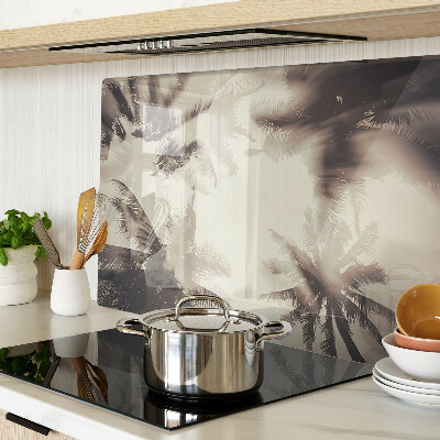 Schneidebrett mit Palmenmotiv auf einfarbigem Hintergrund