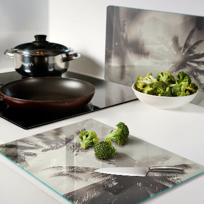 Schneidebrett mit Palmenmotiv auf einfarbigem Hintergrund