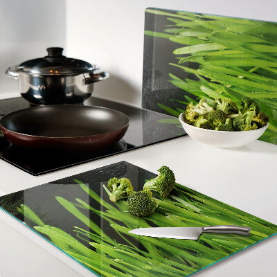 Glas schneidebrett Grünes Gras mit Wassertropfen