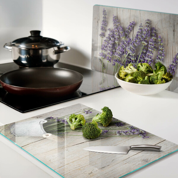 Glas schneidebrett Lavendel im Topf auf Holzgrund