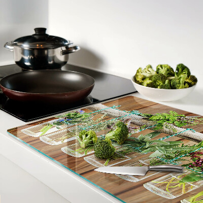 Schneidebrett glas Kräuter in Gläsern auf Holzgrund