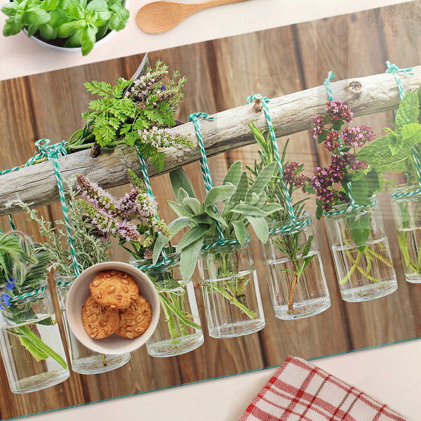 Schneidebrett Glas mit Motiv Kräuter in Gläsern auf Holzgrund