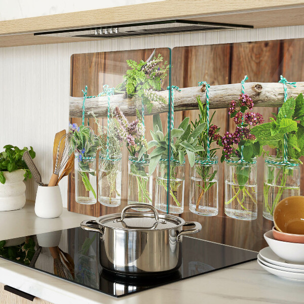 Schneidebrett glas Kräuter in Gläsern auf Holzgrund