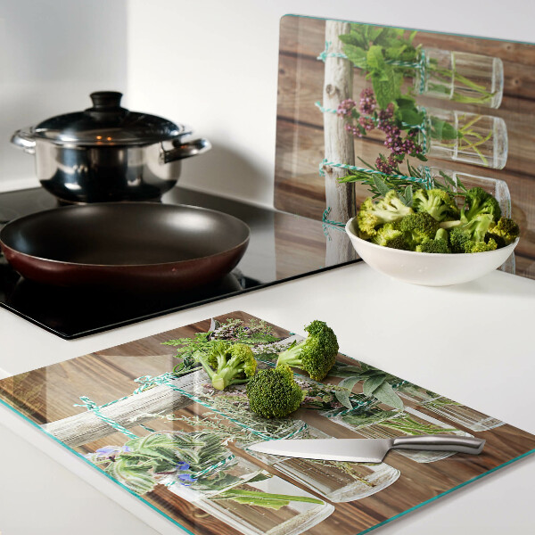 Schneidebrett Glas mit Motiv Kräuter in Gläsern auf Holzgrund