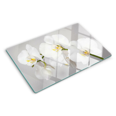 Schneidebrett Orchideen vor spiegelndem Hintergrund