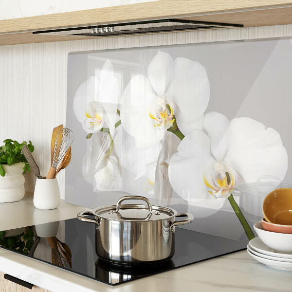 Schneidebrett Orchideen vor spiegelndem Hintergrund