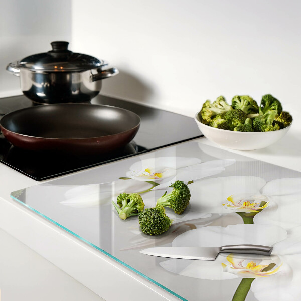 Schneidebrett Orchideen vor spiegelndem Hintergrund