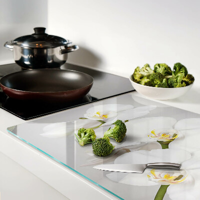 Schneidebrett Orchideen vor spiegelndem Hintergrund