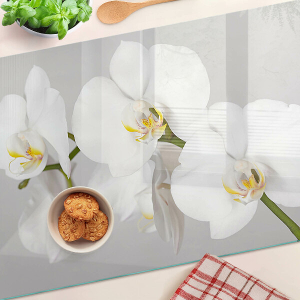 Schneidebrett Orchideen vor spiegelndem Hintergrund