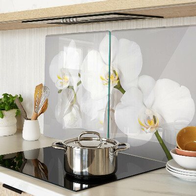 Schneidebrett Orchideen vor spiegelndem Hintergrund