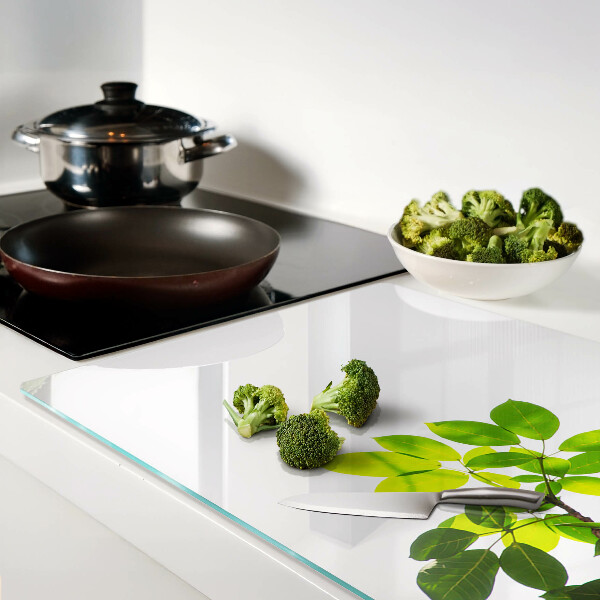 Schneidebrett Blätter vor hellem Himmel