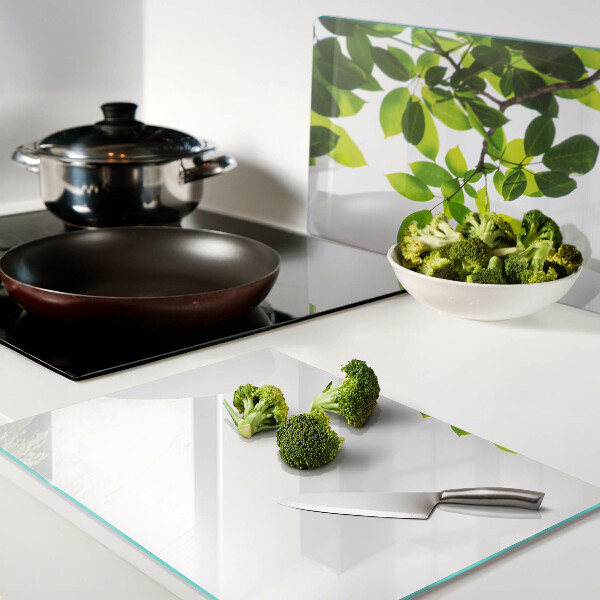 Schneidebrett mit Motiv ‚Blätter vor hellem Himmel‘