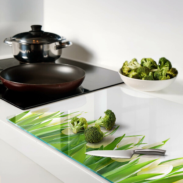 Schneidebrett Tulpen im grünen Gras