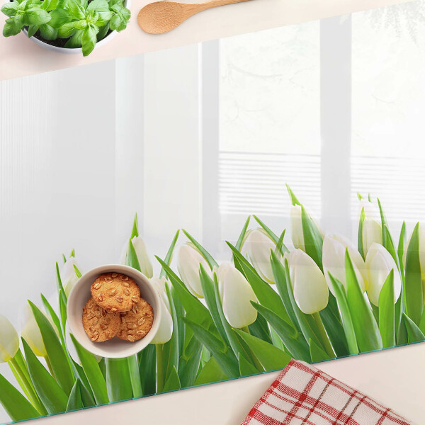 Schneidebrett Tulpen im grünen Gras