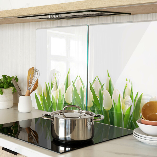 Schneidebrett mit Tulpenmotiv auf grünem Gras