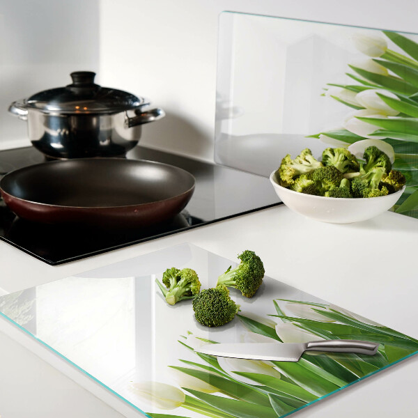 Schneidebrett Tulpen im grünen Gras