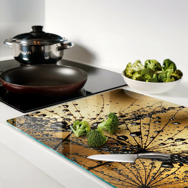 Glas schneidebrett Wassertropfen auf den Blättern