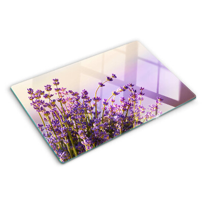 Schneidebrett Glas mit Motiv aus Lavendelblüten vor einem Fenster