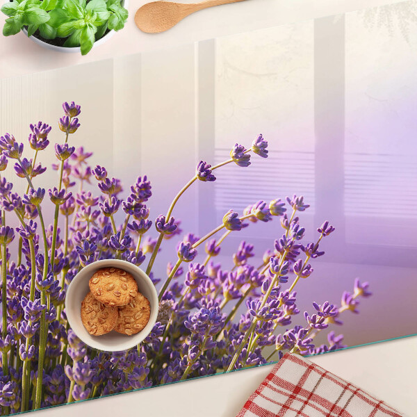 Schneidebrett Glas mit Motiv aus Lavendelblüten vor einem Fenster