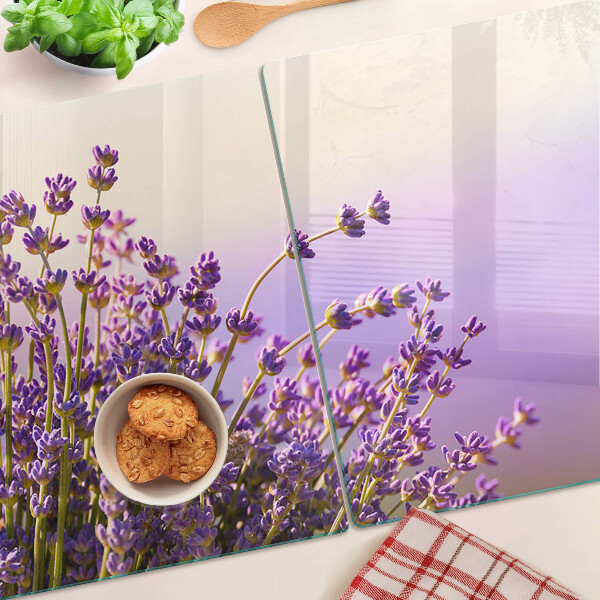 Schneidebrett Glas mit Motiv aus Lavendelblüten vor einem Fenster