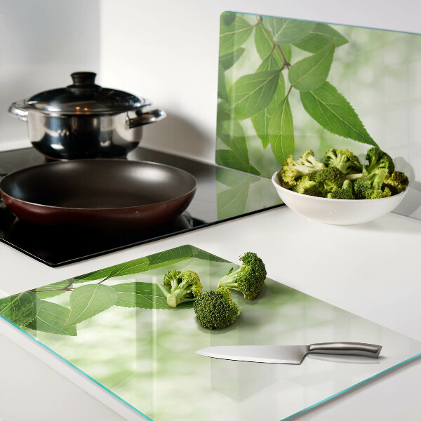Glas schneidebrett Blätter vor einem verschwommenen grünen Hintergrund