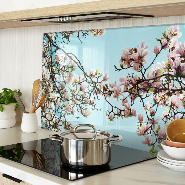 Glas schneidebrett Magnolienblüten auf blauem Hintergrund