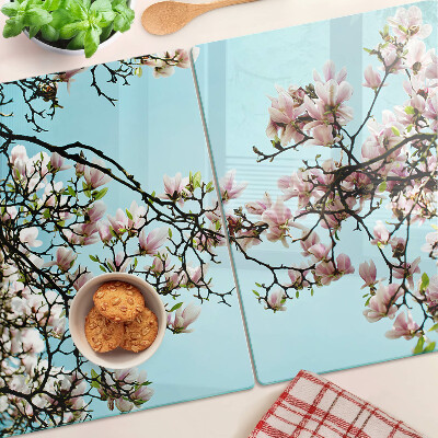 Glas schneidebrett Magnolienblüten auf blauem Hintergrund